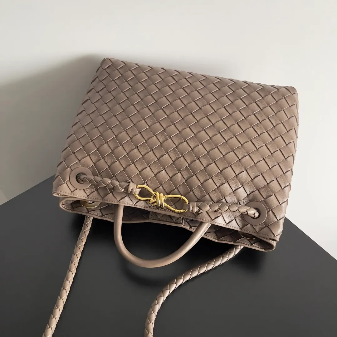 The 2023 new Andiamo batch of 2260 BV has been shipped‼ ️Really popular🔥The new Andiamo woven handbag launched by Bottega Veneta this season is really popular all over the world! ! Celebrities at home and abroad have worn it, and Oscar-winning actress Michelle Yeoh has taken it out on the street. Song Jia, Trai Yara, Yu Feihong, Sanji Ayaka, Rosie Hunting-Whiteley, Yoshioka Riho, etc. have all picked up this bag. It is classic and versatile, showing off its temperament, and the bag capacity is also large, which is very convenient for daily commuting! ! A variety of carrying methods, the shoulder straps can be adjusted by yourself, the original lambskin feels soft and delicate, and the neutral style is made to break gender boundaries and bring a more practical and long-lasting use experience. Andiamo, which has both elegant and casual styles, perfectly interprets the true appearance of "fashionable old money style". Style number: 743572 Size: 32*24*12